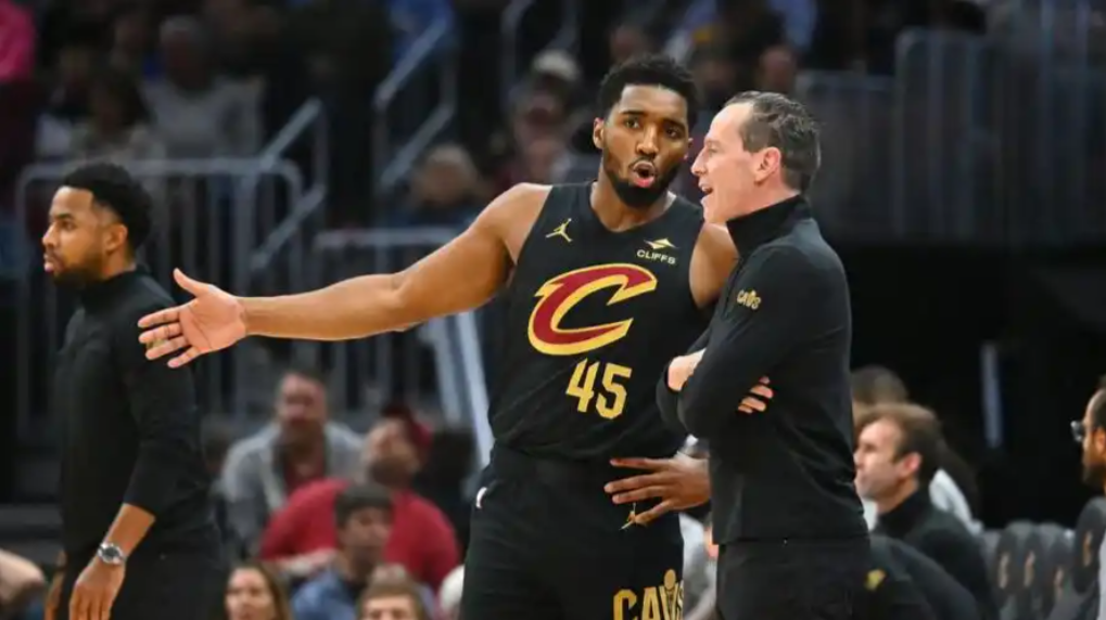 世界杯官方正版-拒绝24分大逆转！骑士险胜东部鱼腩，米切尔8失误，鲍尔15中1背锅