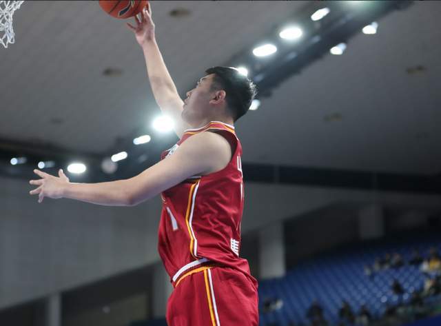 世界杯手机观看-对阵辽篮被撞翻，山东大汉重伤！至少缺席一个月，真不是好消息